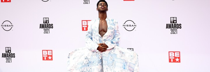 Šaty Cardi B s průsvitným bříškem nebo Lil Nas X v gigantické sukni. Toto je TOP 10 outfitů celebrit z BET Awards
