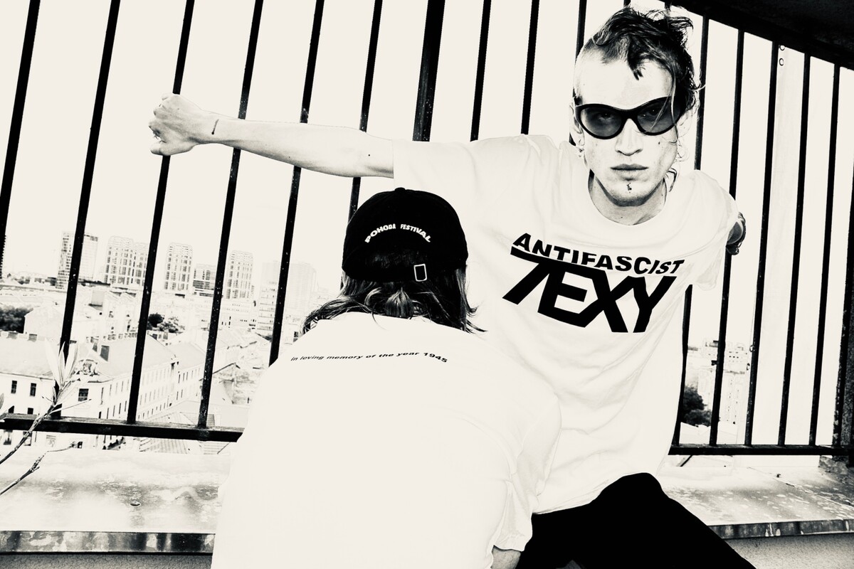 Berlin Manson v Antifascist 7EXY tričkách.