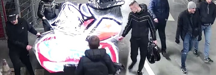 Policie pátrá po fanoušcích Slavie, kteří zveřejnili rasistický transparent. Uráží na něm Glena Kamaru