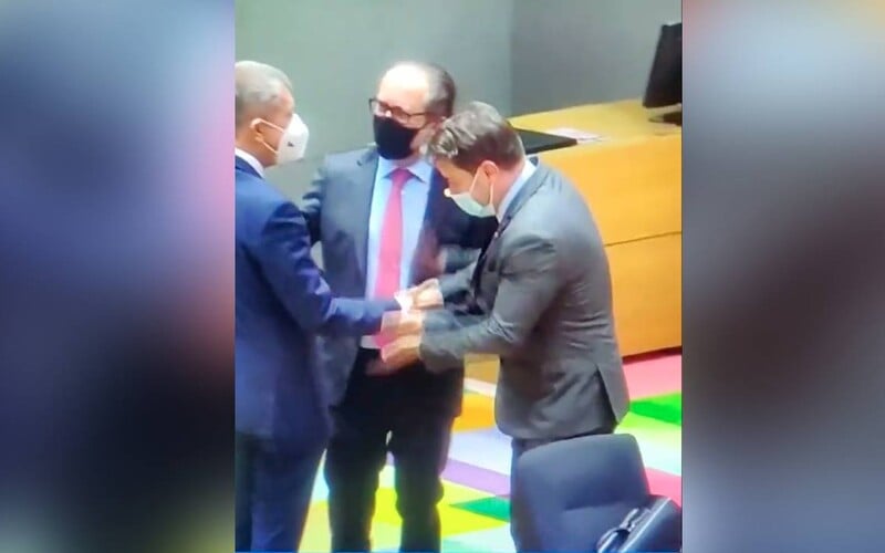 VIDEO: Premiér Lucemburska poplácal ruku Babiše na zasedání Evropské rady. Je to přátelské gesto, řekl český premiér.