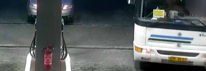 Mladík ukradl autobus a způsobil nehodu. K přiznání jej donutila až maminka