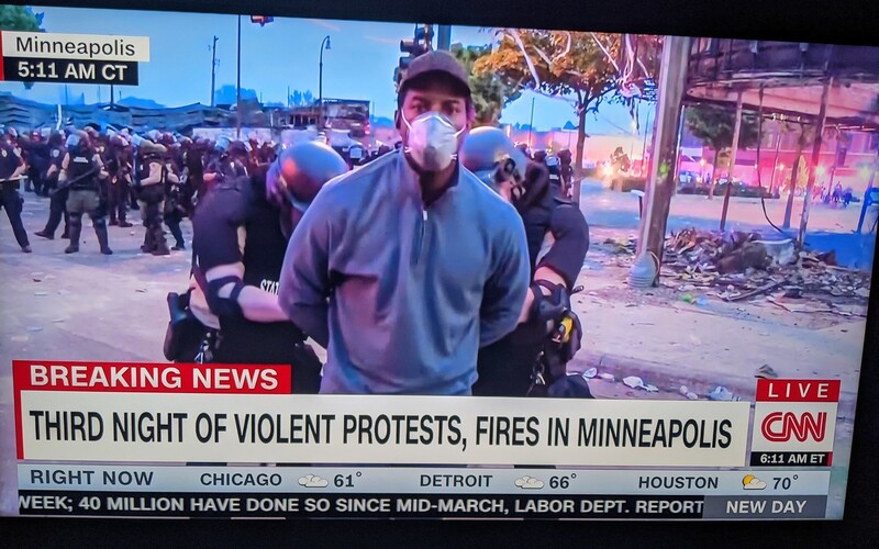Policie v Minneapolis zatkla celý štáb CNN. Kamery nadále běžely v živém vysílání.