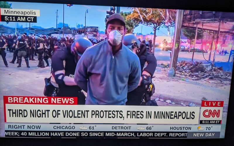 Polícia v Minneapolise zatkla celý štáb CNN. Kamery naďalej bežali v živom vysielaní.