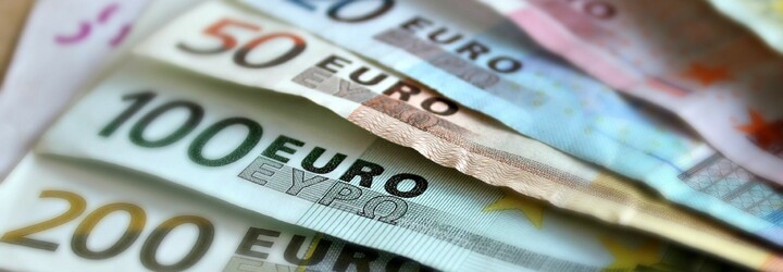 Česko by mohlo přijmout euro v roce 2030, míní Pekarová Adamová