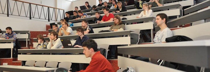 Vysokoškolský pedagog šířil konspirační teorie o válce na Ukrajině, teď nesmí ke studentům