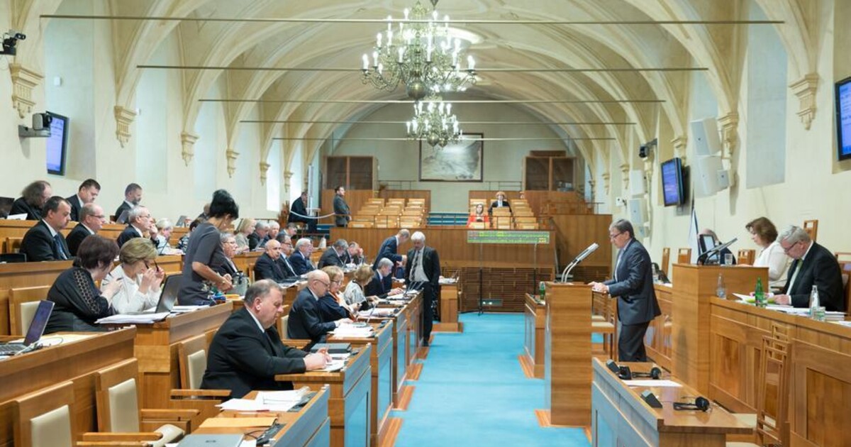 Senát schválil nižší růst penzí. Sporná novela teď zamíří na Hrad