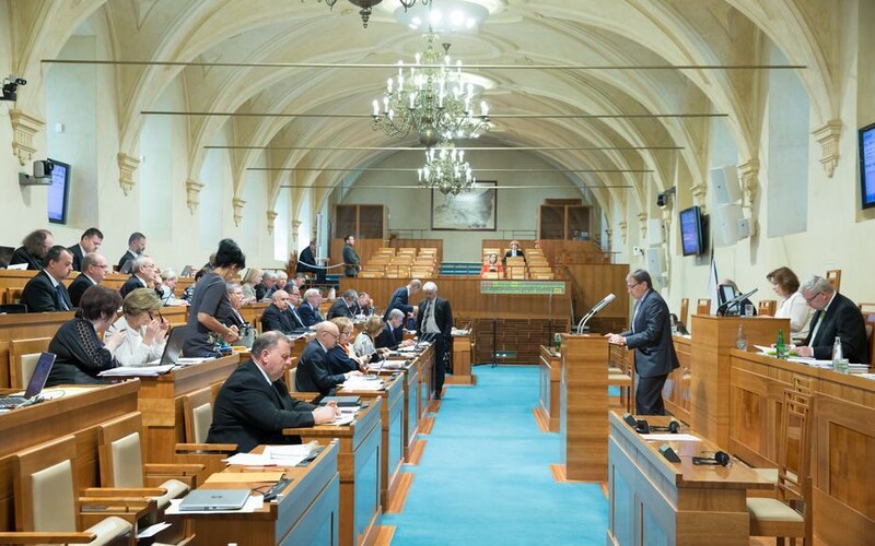Senátoři odmítnou zmrazení platů politiků. „Je to vrchol populismu,“ zní ze Senátu.