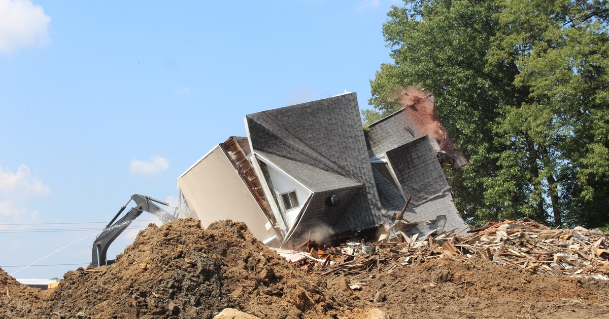 Žena se vrátila z dovolené a místo svého domu našla ruiny. Demoliční firma si spletla adresu