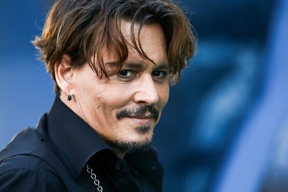 Stejně slavný je také Johnny Depp, kontroverzní postava z filmových pláten i pódií. Tipneš si jeho věk?