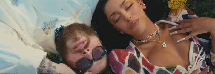 Doja Cat beží polonahá po lúke a Post Malone ju maľuje. Sleduj nový videoklip ku skladbe I Like You (A Happier Song)