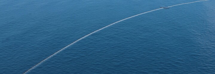 Len 23-ročný Holanďan spúšťa obrovský projekt na čistenie oceánov. Veľké plávacie siete nás majú zachrániť pred plastami