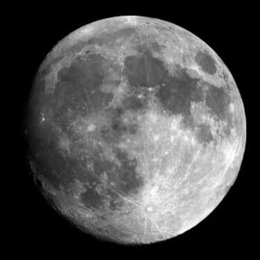 Existuje tmavá strana Mesiaca, ktorá je neustále zahalená v temnote.