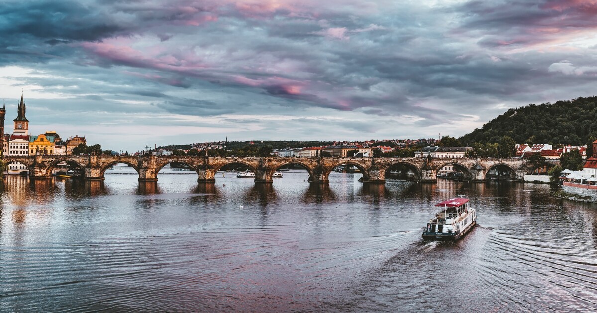 „Špinavý a starý most s pomalu tekoucí řekou.“ Jak turisté a turistky vtipně hodnotí významnou českou památku?