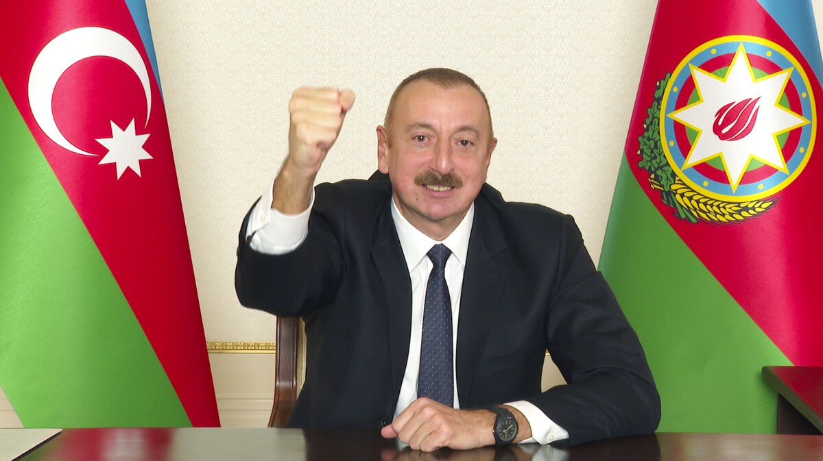 Azerbajdžanský prezident Ilham Alijev gestikuluje počas vyhlásenia k národu 9. novembra 2020 v Baku.