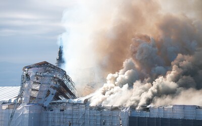 VIDEO: Symbol Kodaně se ocitl v plamenech. Silný kouř je vidět až ze Švédska 
