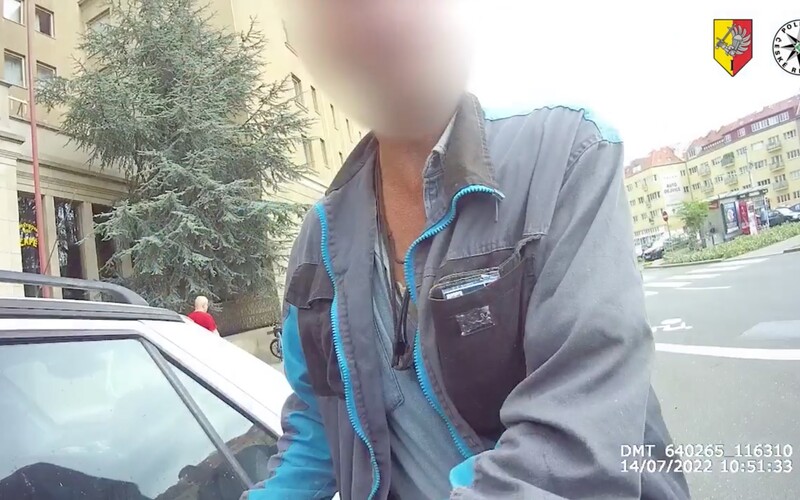 VIDEO: Pražští policisté naměřili řidiči skoro 4 promile, strážníky přesvědčoval, že bydlí kousek a dojede sám.
