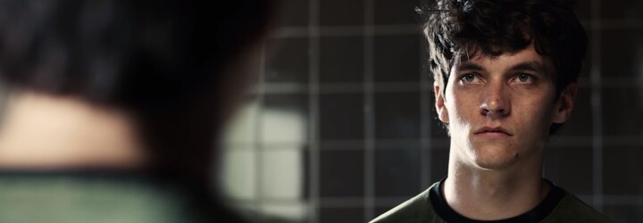 Paranoia a psychedelické vize. Mladý programátor má v Black Mirror filmu problém rozlišit, co je skutečnost