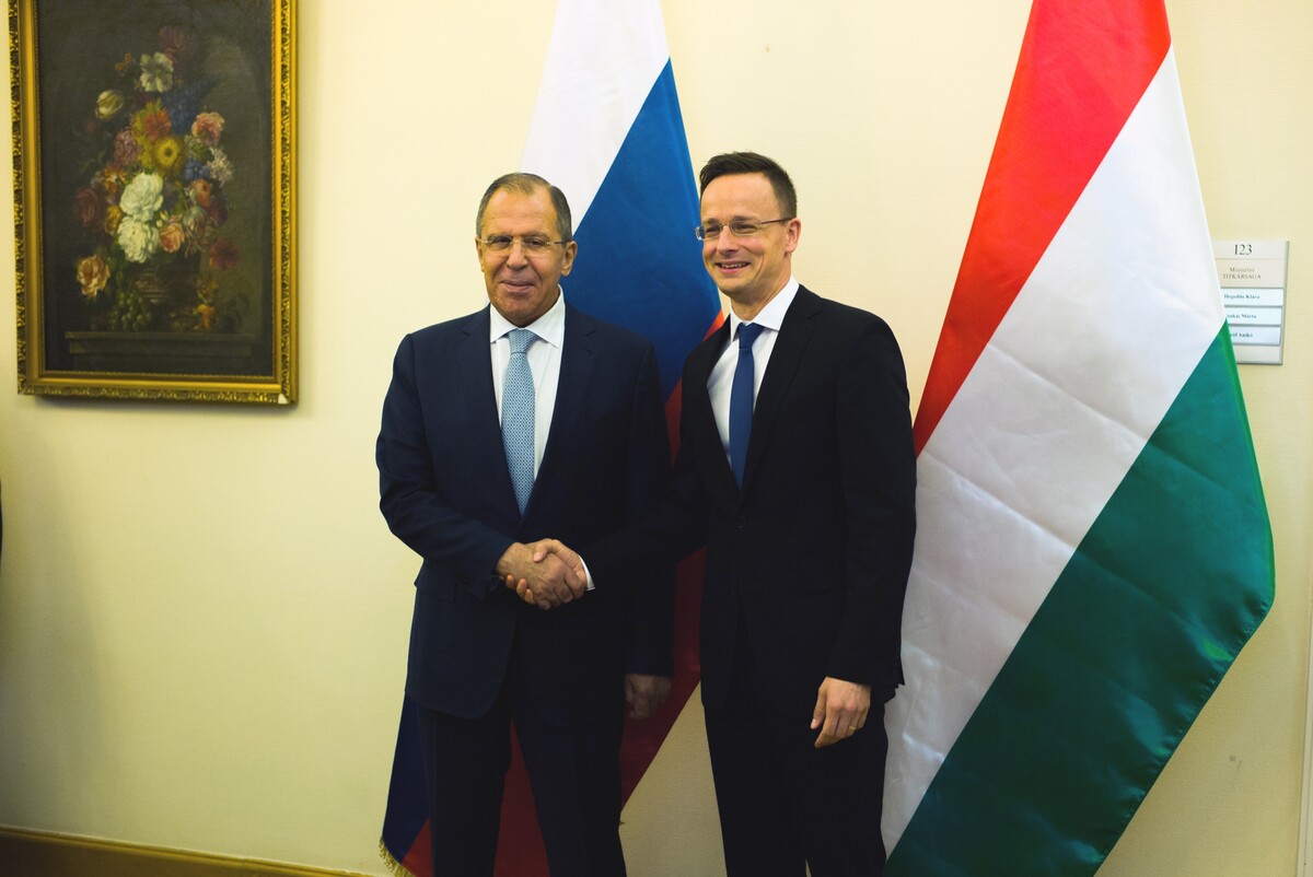 Minister zahraničných vecí Ruskej federácie Sergej Lavrov (vľavo) a maďarský minister zahraničných vecí Péter Szijjártó (vpravo) v roku 2016 v Budapešti.