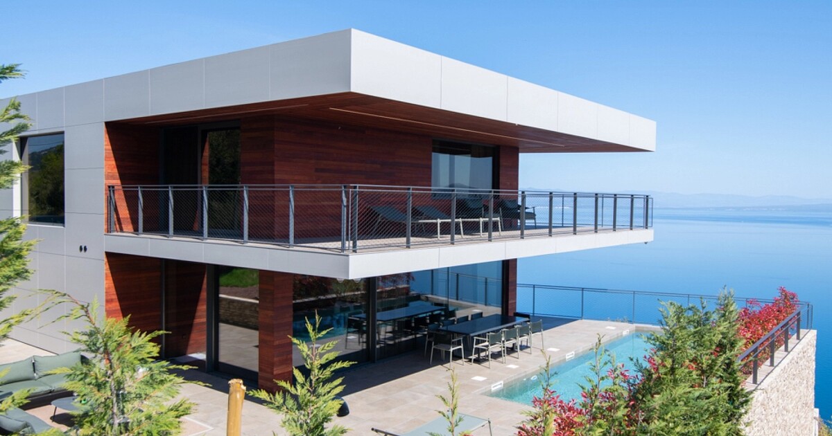 FOTO: Vstup do moderní luxusní vily z chorvatského pobřeží, která je na prodej za více než 75 milionů korun