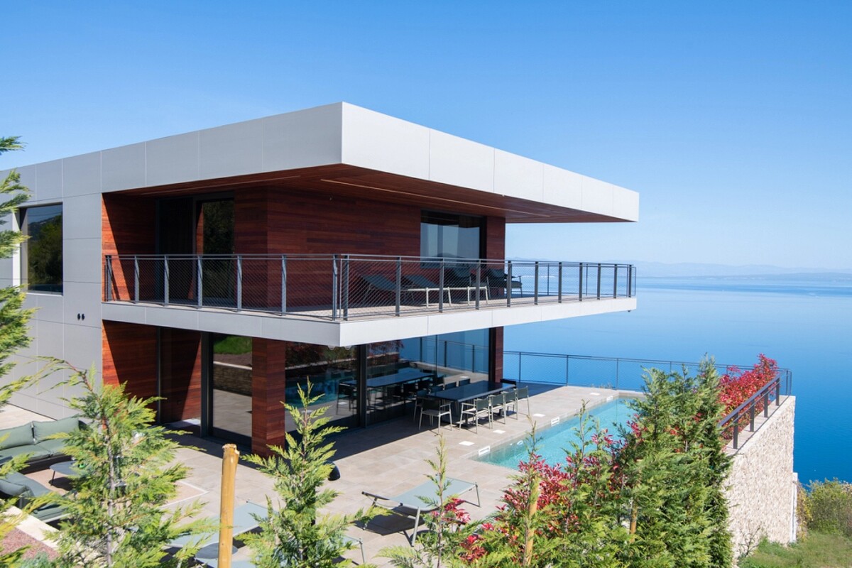 Exkluzivná vila z chorvátskeho pobrežia je na predaj za viac ako 3 milióny eur. Ponúka ultra moderný dizajn a maximálny komfort.