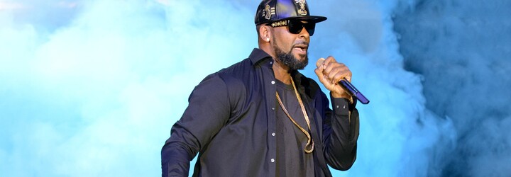 Americký zpěvák R. Kelly sexuálně zneužíval děti i ženy, rozhodl soud. Hrozí mu doživotí