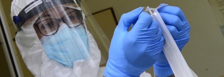 Rychlost šíření koronaviru je v Česku téměř dvojnásobná, přibyli i hospitalizovaní 
