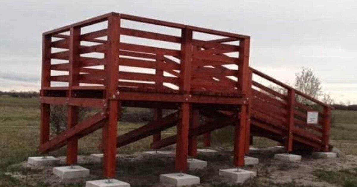FOTO: Maďaři z eurofondů postavili bizarní rozhlednu o výšce 1,5 metru. Umístili na ni i úsměvné upozornění