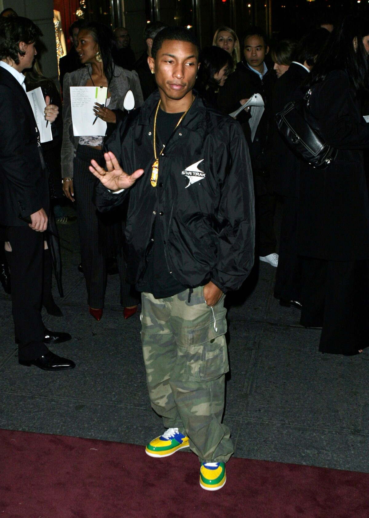 Pharrell Williams pred obchodom Bergdorf Goodman v centre Manhattanu v roku 2003.