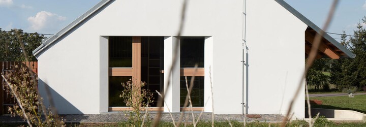 Život na vesnici může vypadat i takto úžasně. Dům od českých architektů si zamiluješ na první pohled