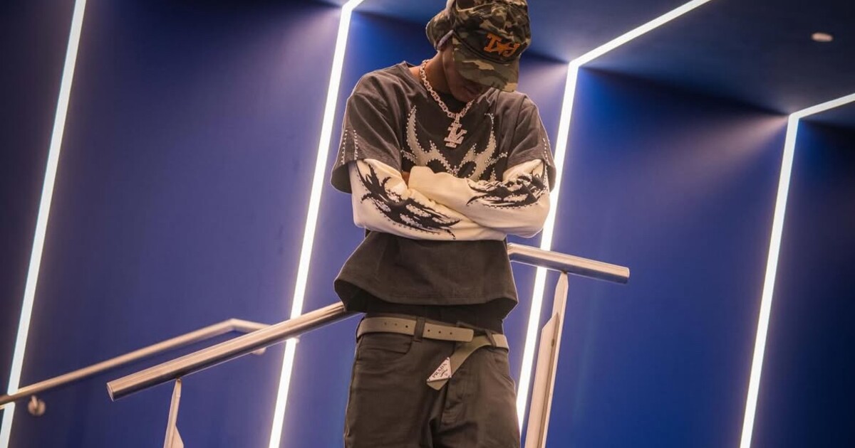 Lamine Yamal se ukázal v outfitu české značky Chew Forever. Nosil ji i Lewis Hamilton