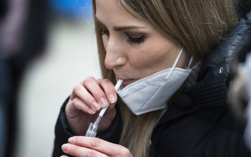 Slováci sa budú môcť objednať na PCR test kloktaním. Sám si roztok vytlačíš do úst aj ho vypľuješ naspäť do skúmavky.
