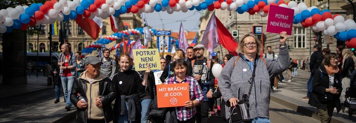 Prahou prošli odpůrci potratů z Hnutí Pro život. „Dítě počaté při znásilnění je stále dar od Boha,“ řekl jeden účastník (Reportáž)