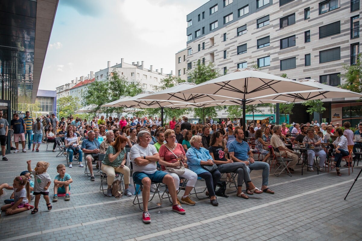 Na námestí revitalizovaného Blumentalu vznikol priestor na kultúru aj oddych.