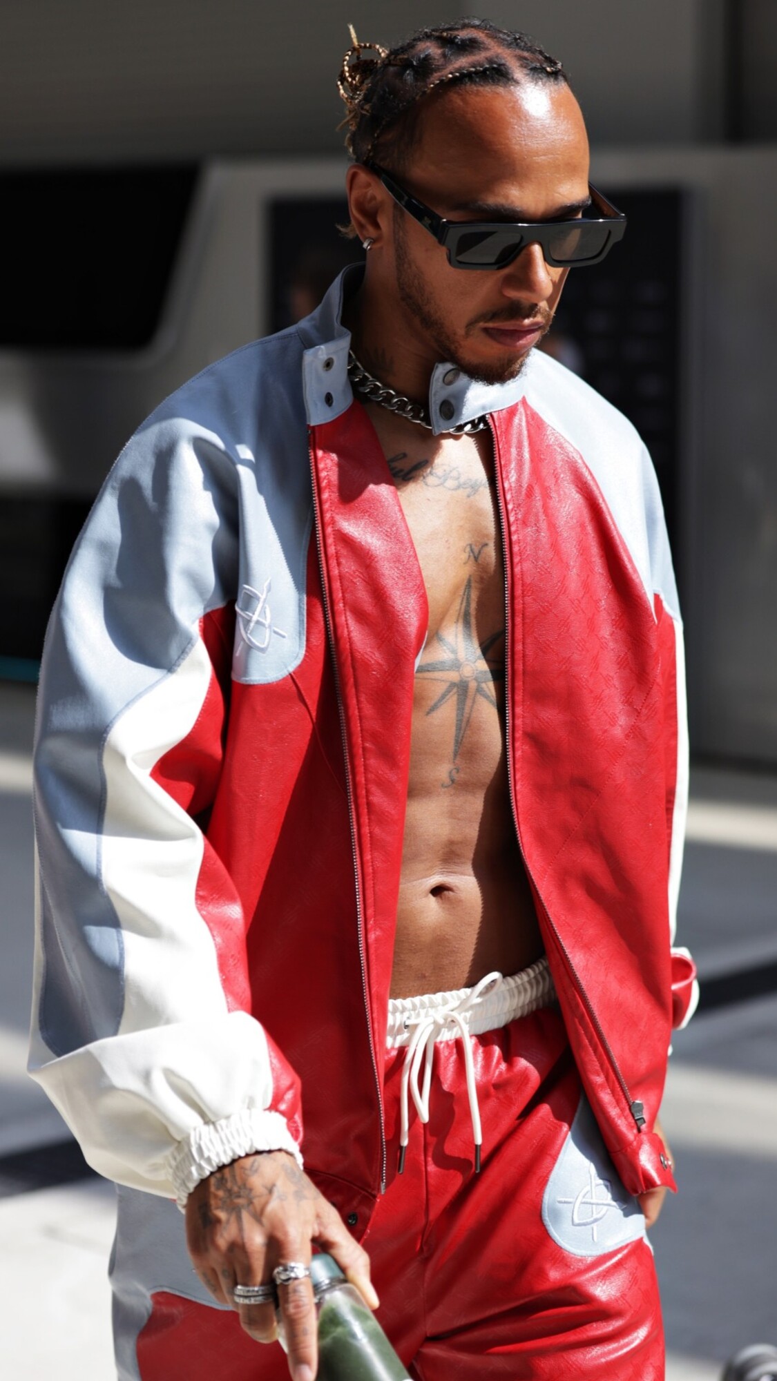 Pilot Formuly 1 Lewis Hamilton sa stal ambasádorom značky Dior. Sedemnásobný šampión, známy aj pre svoj záujem o módu, spolupracoval s kreatívny riaditeľom Diora Kim Jonesom na návrhu kolekcie oblečenia a doplnkov.