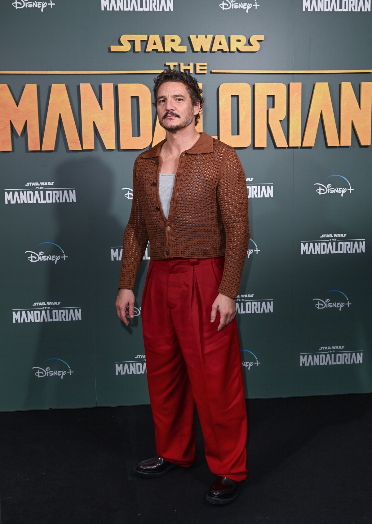 Pedro Pascal pri príležitosti uvedenia tretej série seriálu The Mandalorian v Londýne.