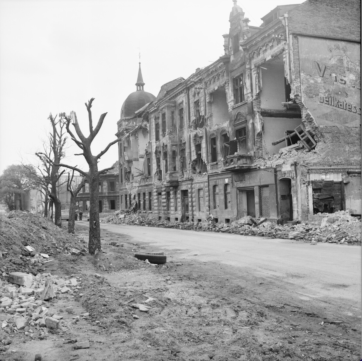 Demolice starého Mostu započala na konci března roku 1964.