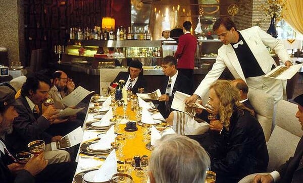 Ve filmu Dědictví aneb Kurvahošigutntag vezme Bohuš svoje kamarády do nóbl restaurace. Co si objedná vztahovačný Arnošt (na fotce třetí zleva)?