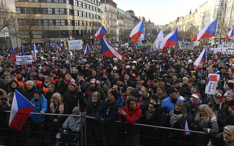 Na Václavském náměstí protestovaly 4 tisíce odpůrců povinného očkování.