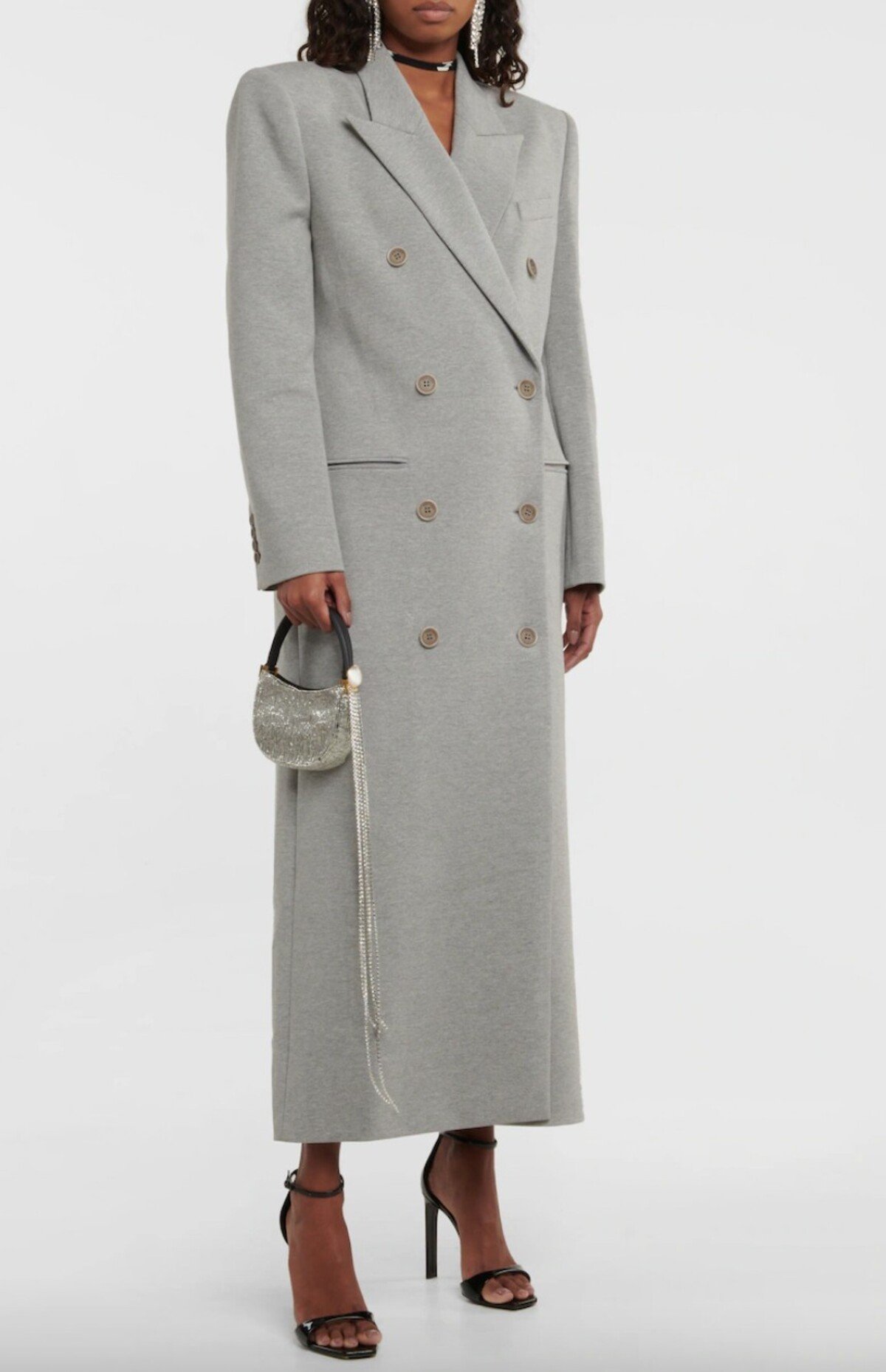 Sivý dvojradový kabát od značky Magda Butrym je náročnejšou finančnou záležitosťou, no rozhodne v ňom nestretneš každú druhú. Ak sa správne vyhráš s doplnkami, pokojne si s ním vyčaríš aj parádny streetstylový outfit. Konkrétny model ťa vyjde na 1395 eur.