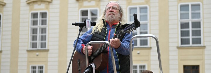 Na Pražský hrad přišly stovky lidí, loučily se se Zemanovou „érou arogance a pohrdání lidmi“