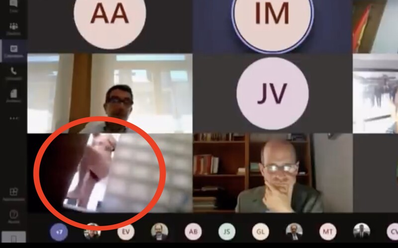 Španielsky poslanec si počas videokonferencie zabudol vypnúť kameru. Jeho sprchovanie sa vysielalo naživo v televízii.