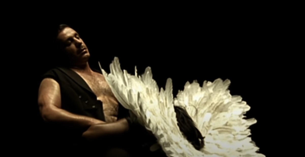 Záber z videoklipu ku skladbe Mein Teil.