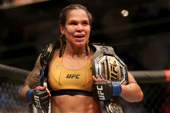 Amanda Nunes je živoucí legendou. Jako první žena v UFC se stala šampionkou ve dvou divizích současně. Jeden titul držela v muší váze. Ve které další divizi byla v UFC šampionkou?