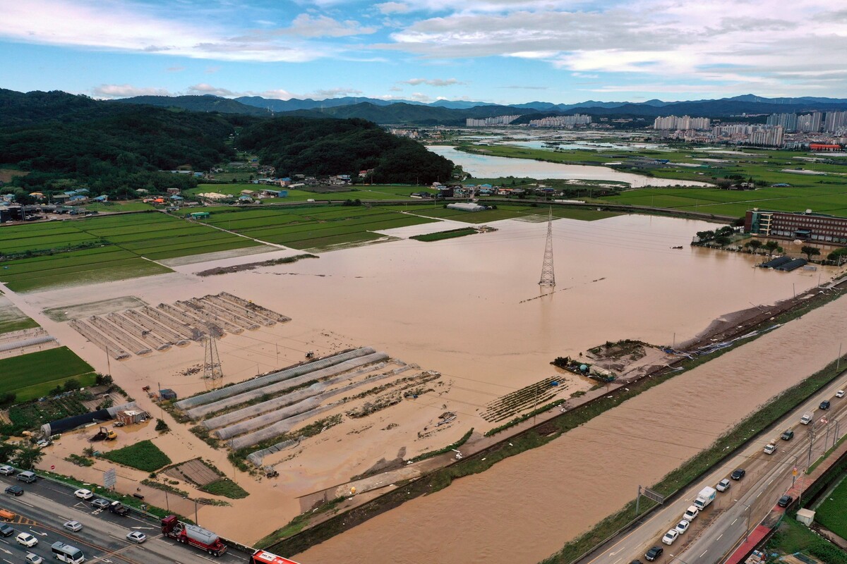 Zaplavená farma v dedine pri meste Pohang po tom, čo ňou prefrčal tajfún Hinnamnor 6. septembra 2022.