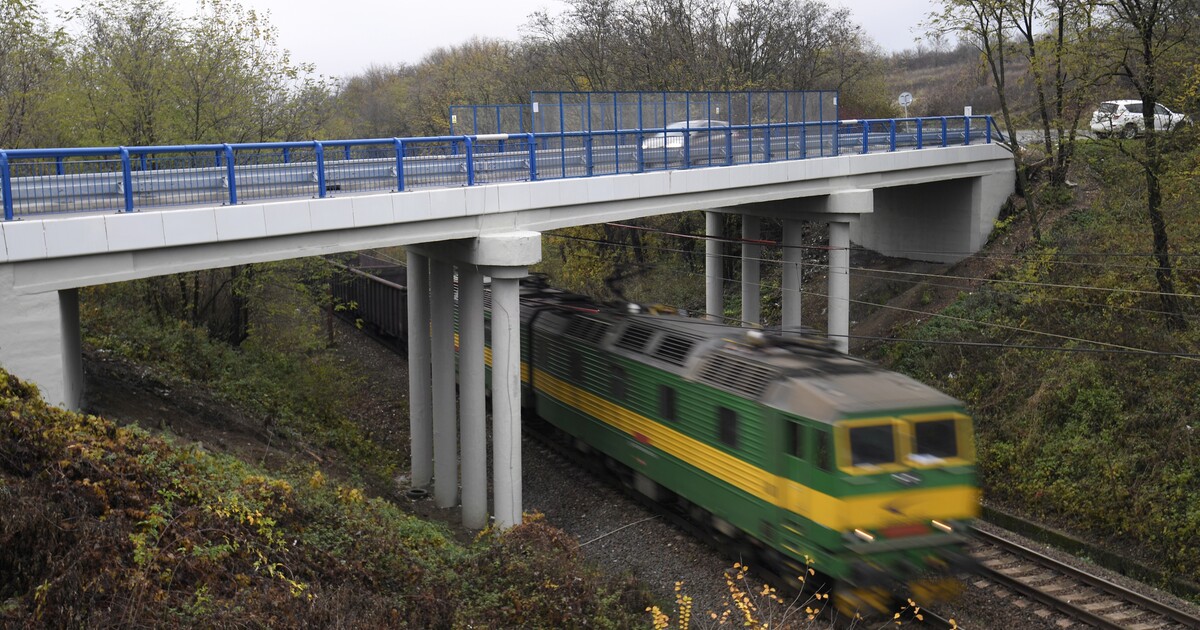 Tragédie v Poděbradech: Řidič vjel na železniční přejezd, srážku s vlakem nepřežil