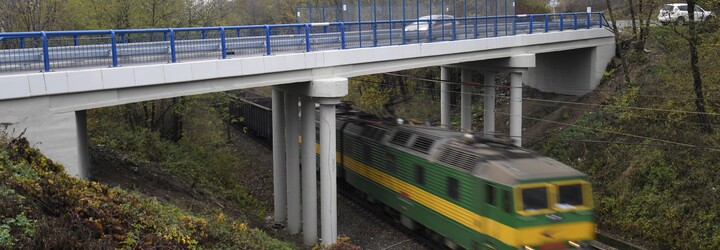 Nehoda na Třebíčsku: Dva lidé se zranili po srážce auta s drezínou