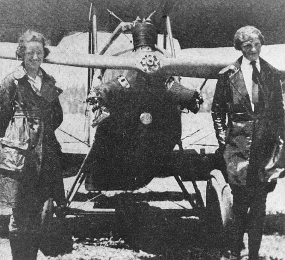 Amelia Earhart s Netou Cook u prvního letadla, které si Earhart pořídila. 