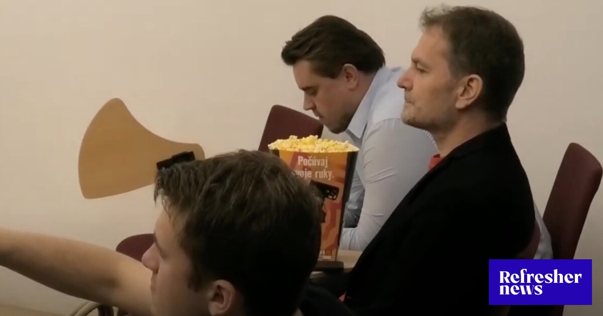 Matovic Popcorn MATOVIČ PROVOKOVAL DANKA: Na jeho tlačovej konferencii jedol popcorn ...
