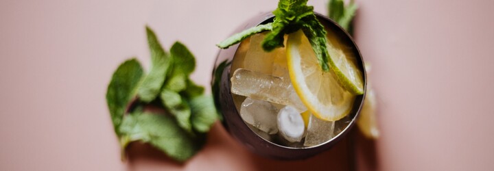 Zabudni na mojito či aperol. Staň sa barmanom leta s týmito 8 osviežujúcimi nápojmi