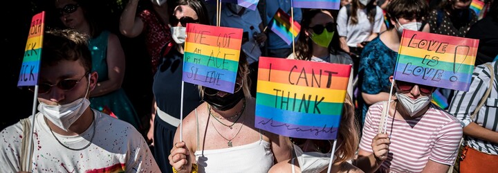 VIDEO: Studentovi na Floridě zakázali v projevu uvést slovo gay. Místo toho mluvil o svých kudrnatých vlasech